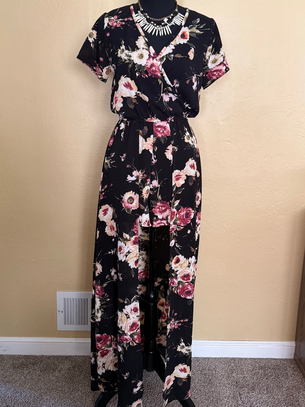Mi Ami Francesca’s Long Floral Romper Built In Shorts V Neck XS Dance Wedding